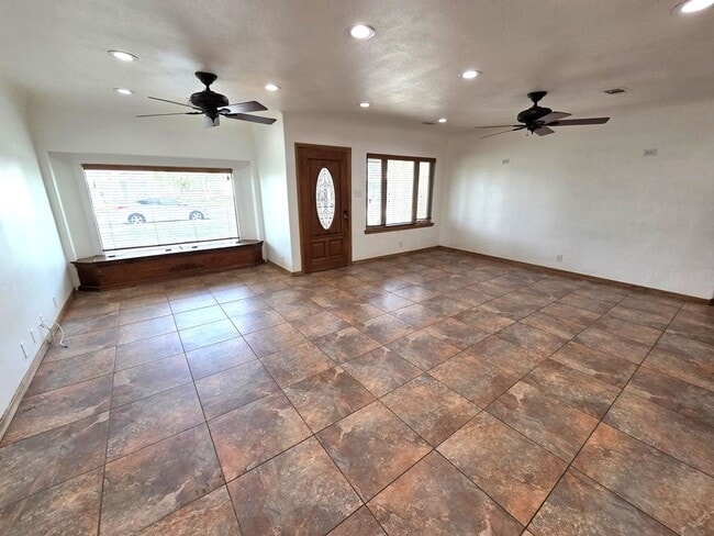 Building Photo - Beautiful 2 Bedroom 1 Bath Home