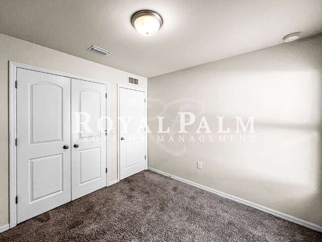 Building Photo - 4BR/2BA Duplex Living in Vistanna Villas + Washer & Dryer! — Space, Style, and Laundry Convenienc...
