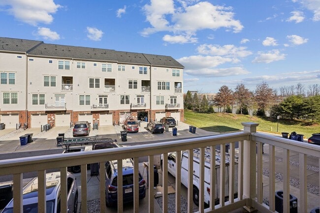 Building Photo - Stunning 2-Level Townhouse Condo in Sought...