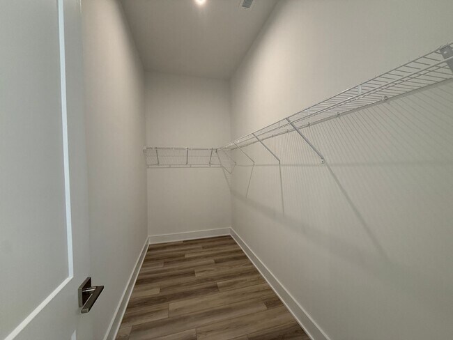 Building Photo - Beautiful 4 Bedroom Single Family Home