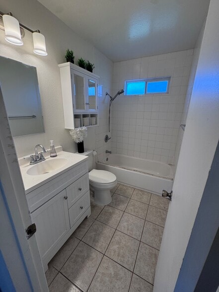 Building Photo - 281 S Evergreen Dr