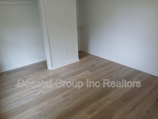 Building Photo - 861 W 48th St