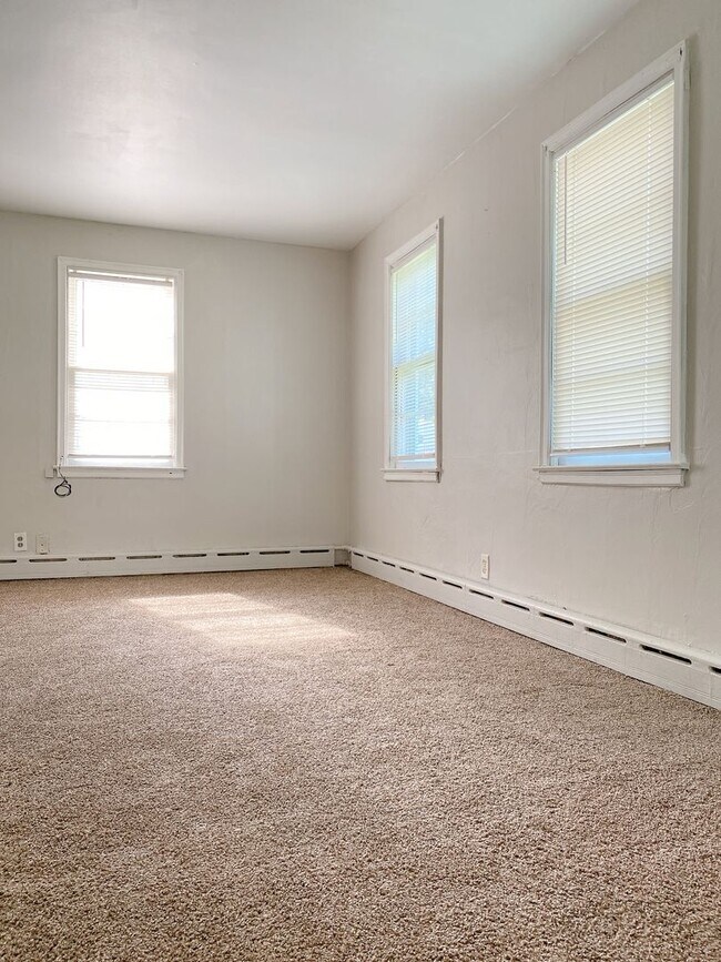Building Photo - Cozy 4 bed 1.5 bath with a detached garage