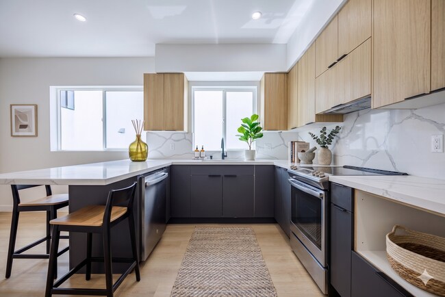 Building Photo - 2847 S Victoria Ave