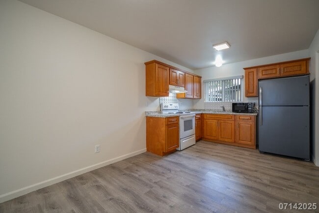 Building Photo - $2645 / 2br- 856ft2 - 2br/1ba Duplex, Incl...