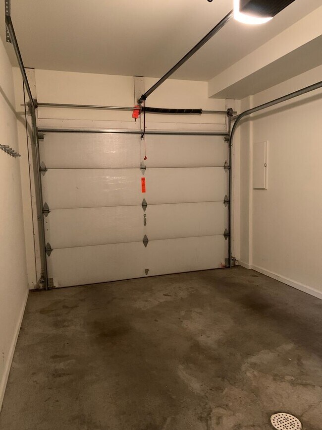 Building Photo - BEAUTIFUL 3 BED/2.5 BATH TOWNHOUSE!!
