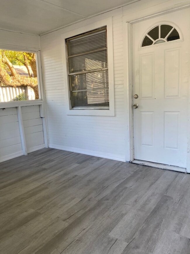 Building Photo - Move-in ready 4bed/1bath single family home!