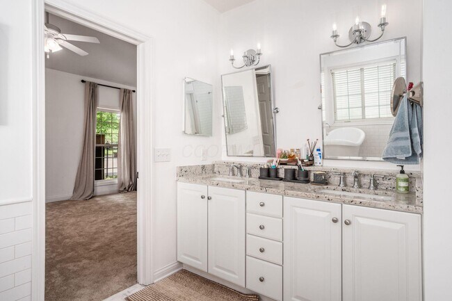 Building Photo - 7179 Fernridge Dr