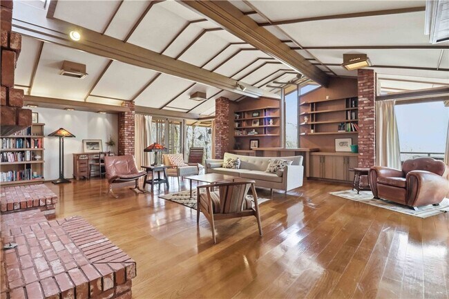 Building Photo - 951 Pembroke Rd