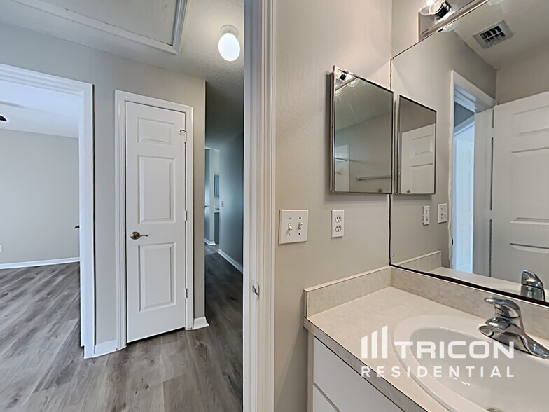 Building Photo - 8704 Persea Ct