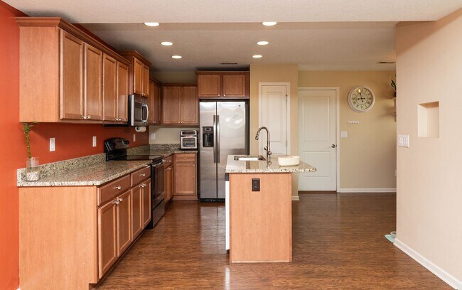 Building Photo - END UNIT!!  3 Bedroom, 2.5 Bathroom Townhome in West Des Moines!