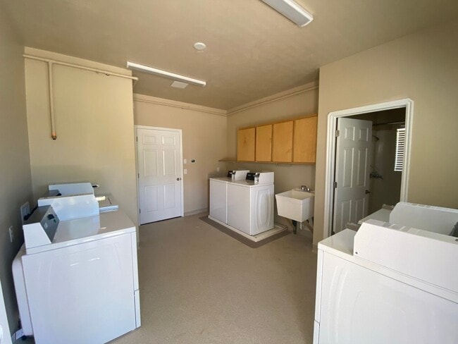 Building Photo - Canyon Street Apartment U100 **Utilities Included**