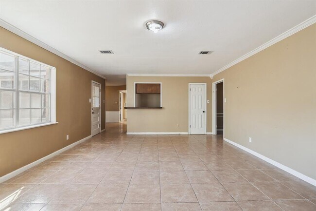 Building Photo - 1003 Suwanee Ln