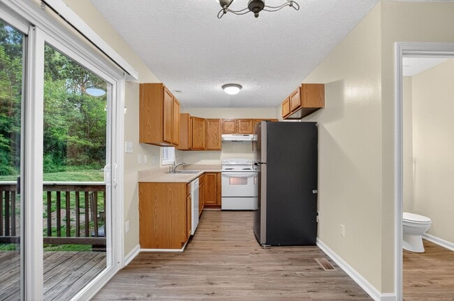 Building Photo - Newly Renovated Townhome in Presidential Lakes