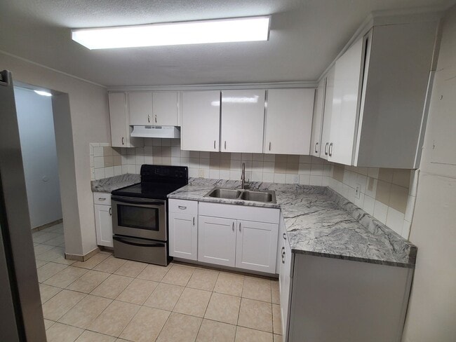 Building Photo - BRAND NEW RENOVATION! Spacious 5-Bed/2-Bat...