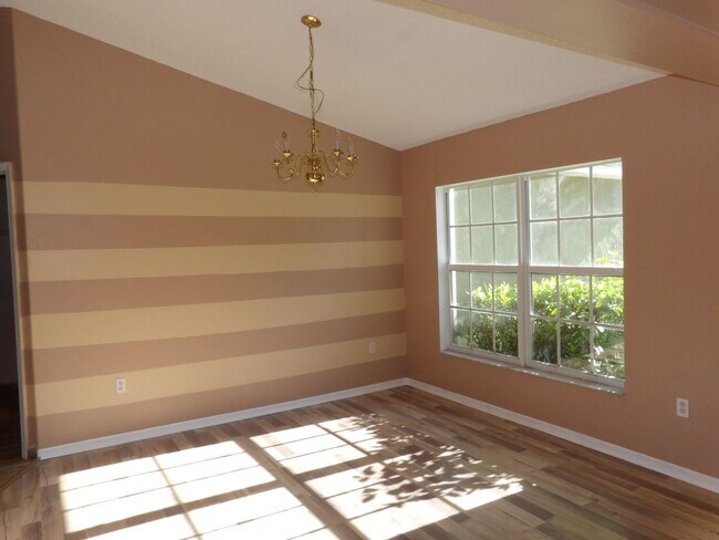 Building Photo - Spacious 4 Bedroom 2236 Sq Ft Call Carole Arcaro 386-216-4900 Deltona L Realty