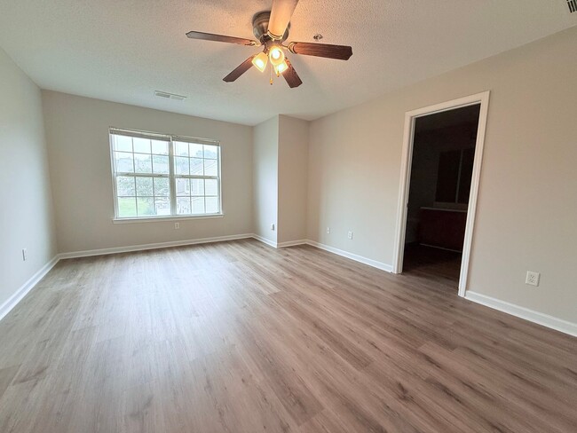 Building Photo - 2 Bedroom Townhome in gated community - Cu...