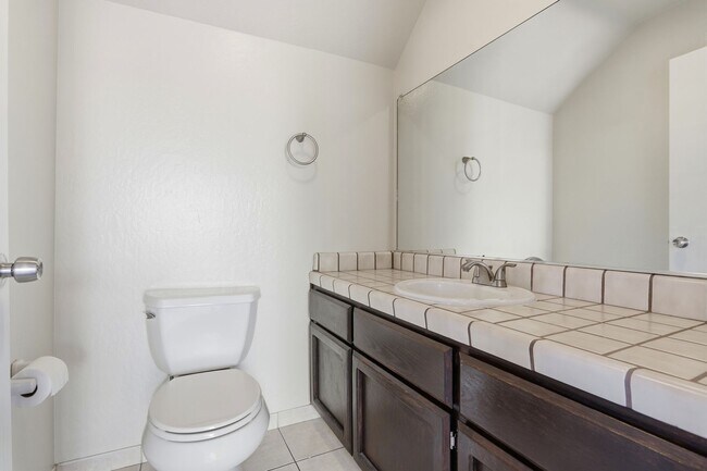 Building Photo - Great 3 Bedroom Townhome with Garage!