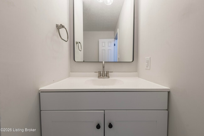 Building Photo - 309 E 6th St