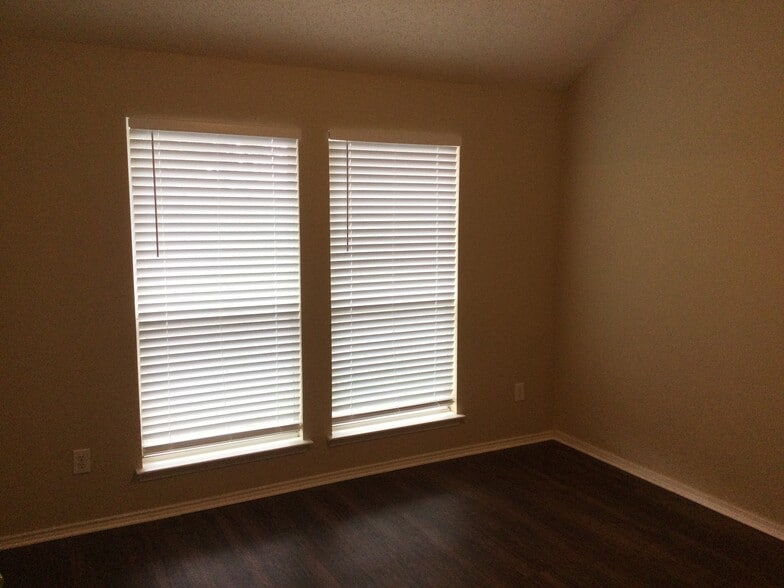 Building Photo - 223 Dartmouth Dr