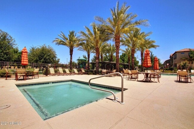 Building Photo - GORGEOUS home in THE KNOLLS at Power Ranch!