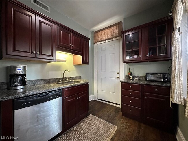 Building Photo - Charming 1-Bedroom Property in Prime Location