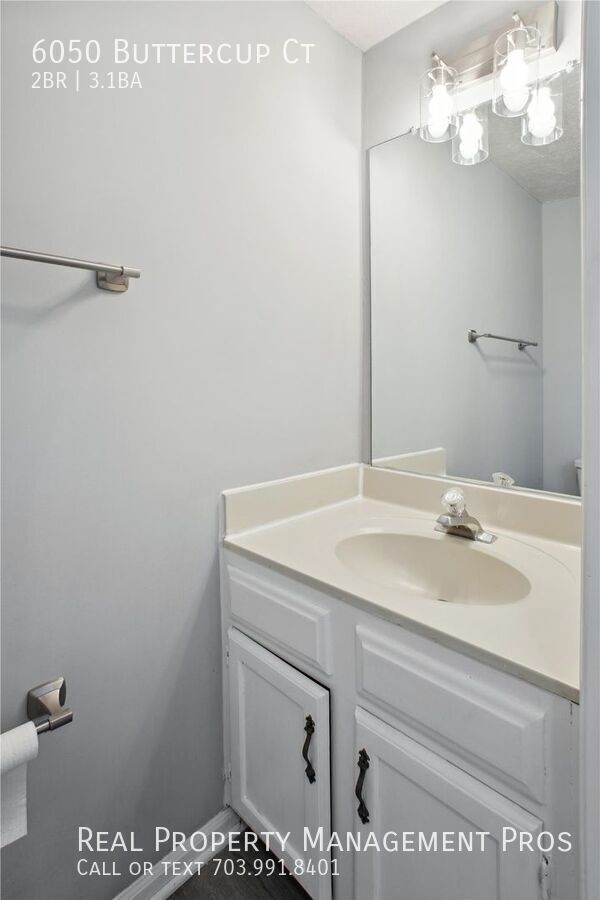 Building Photo - LOCATION LOCATION!!!    UPDATED TOWNHOME O...