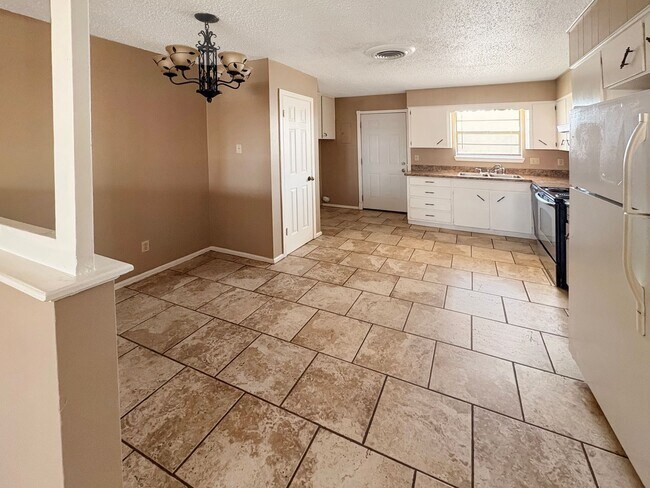 Building Photo - 519-521 East Sunset Circle
