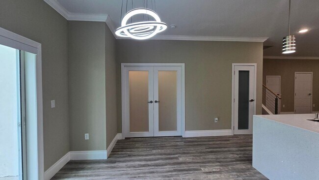 Building Photo - Beautiful and Modern 4 bed 3.5 Bath Townho...