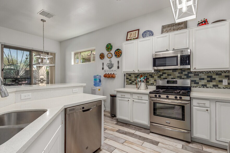 Building Photo - 8434 N Sunny Rock Ridge Dr