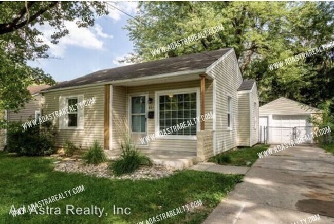 Building Photo - 821 N Crysler Ave