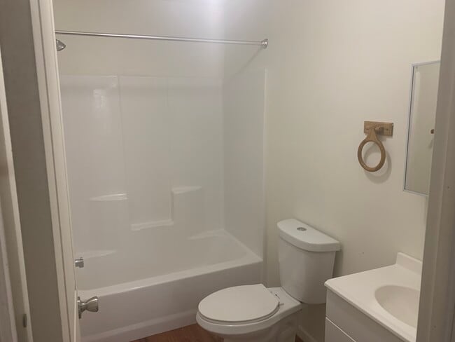 bed/bath - 1228 S 45th St