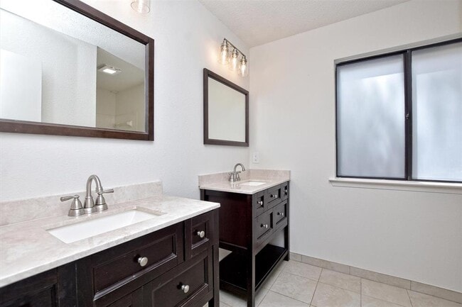 Building Photo - 1305 Elm Forest Dr