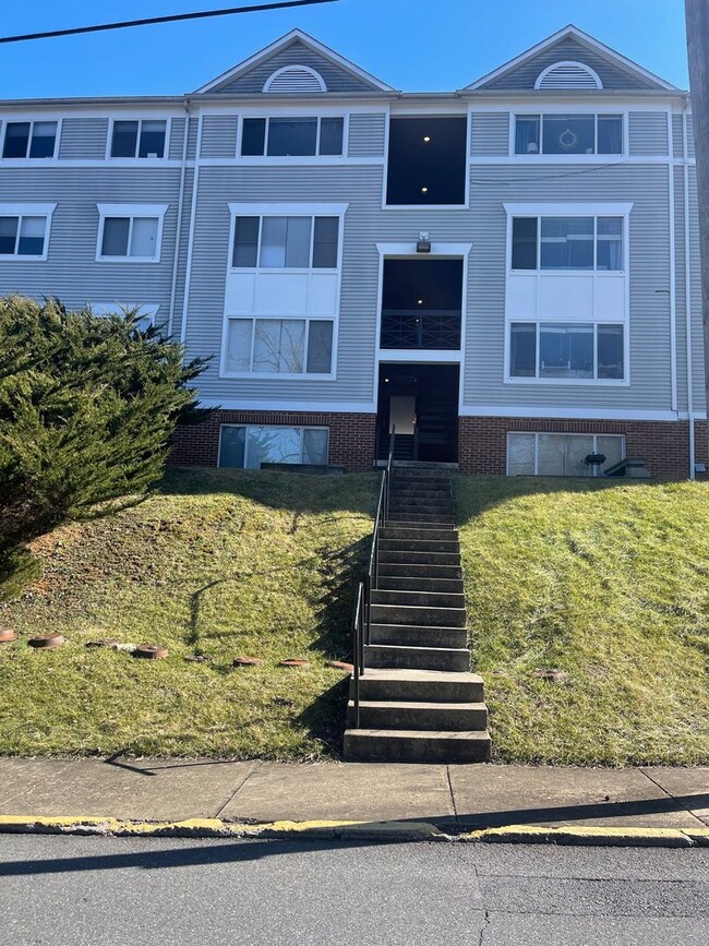 Primary Photo - Apartment Located Minutes from Downtown Le...