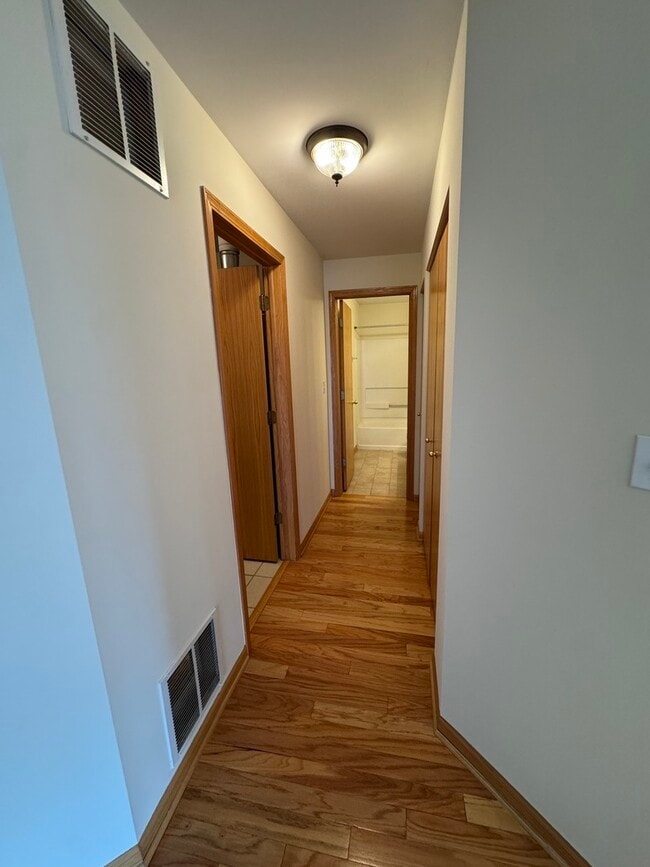 Building Photo - 2268 Vanderbilt Dr