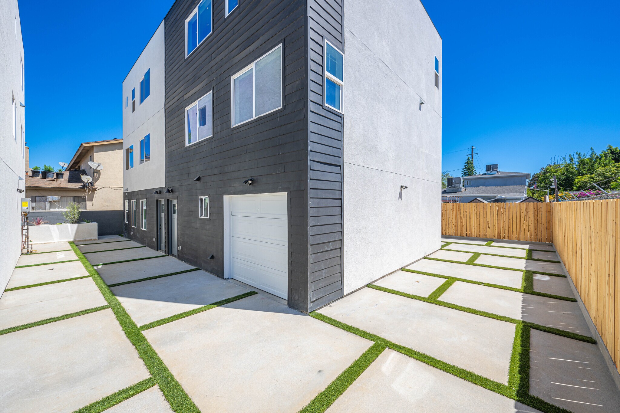 Building Photo - 6832 Hazeltine Ave