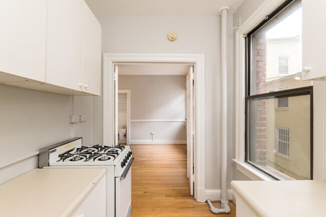 Building Photo - Charming Logan Circle Condo | Studio | 1 Bath | 450 Sf