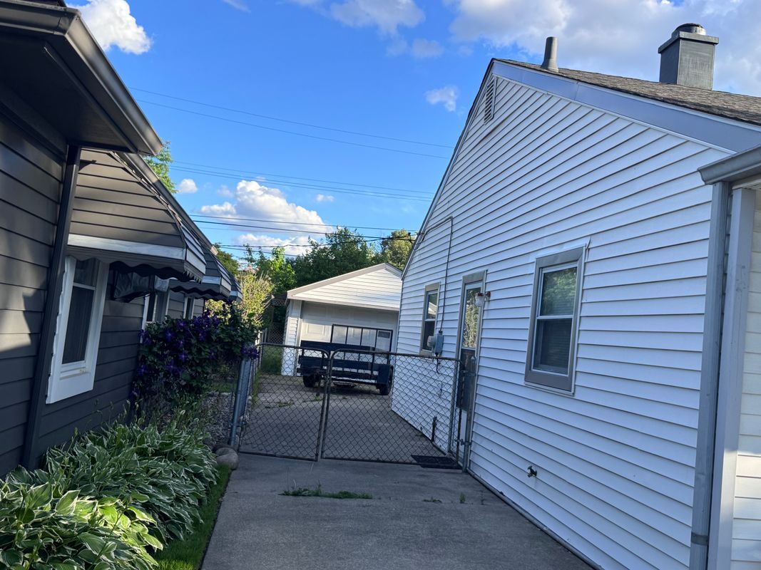 Building Photo - 1412 E Goulson Ave
