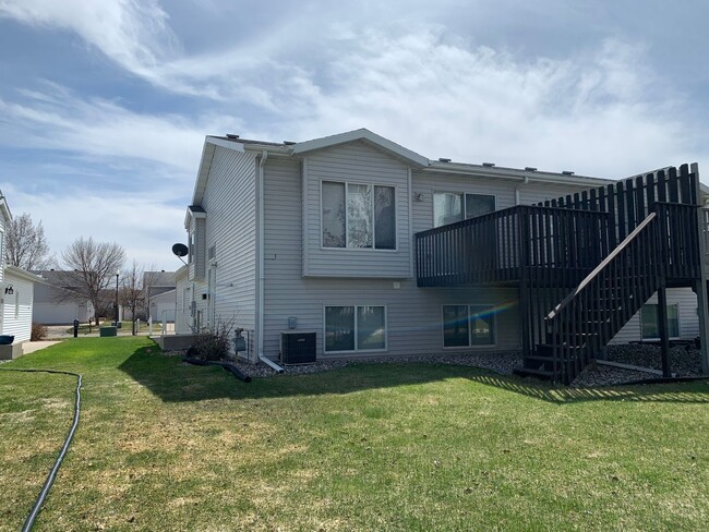 Building Photo - 3 Bedroom Twinhome in South Fargo!!