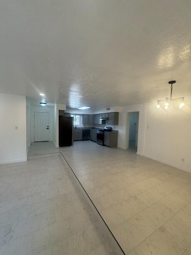Building Photo - 11216 Baja Dr NE