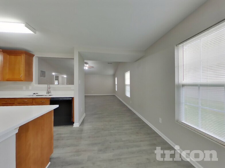 Building Photo - 3367 Pikes Peak Dr