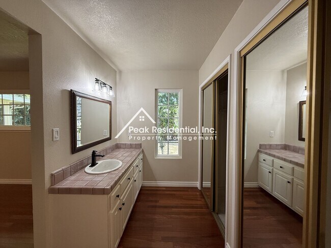 Building Photo - Spacious 3bd/2ba Carmichael Home With Sun Room