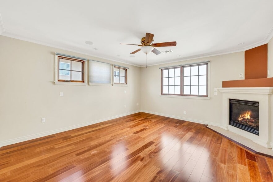 Building Photo - 985 N Michillinda Ave