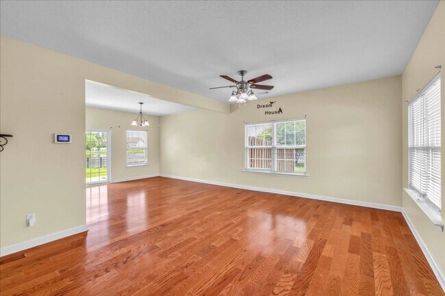 Building Photo - Spacious 4 Bed, 2.5 Bath in White Oak