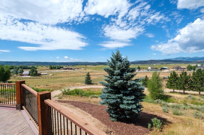 Building Photo - Private Hillside Ranch Home Available Wint...