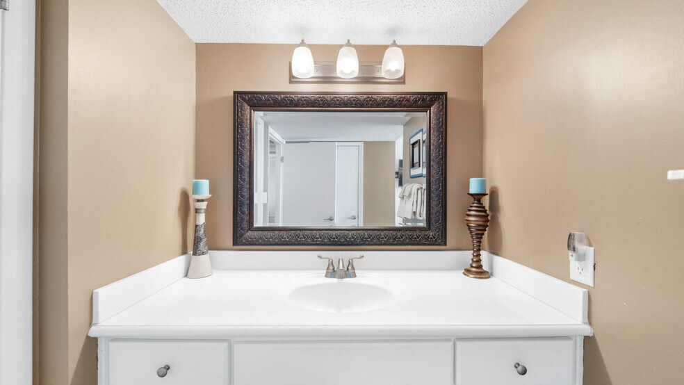 Building Photo - 7205 Thomas Dr