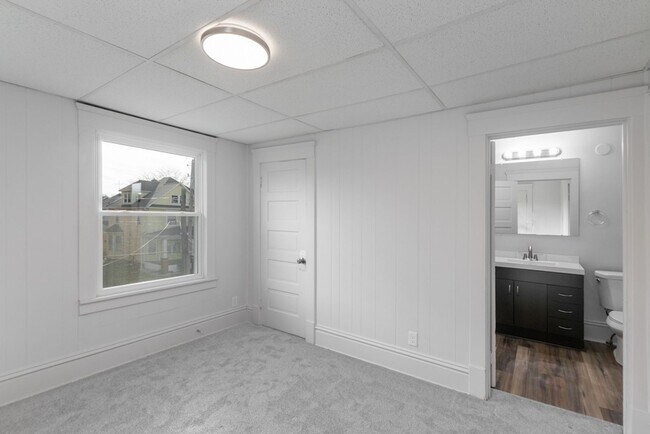 Building Photo - 205 W Cambridge St