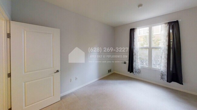 Building Photo - 401 Crescent Ct