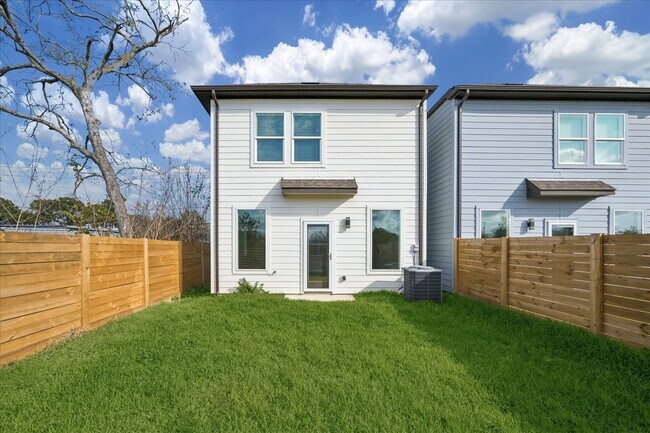 Building Photo - 8662 Easthaven Blvd