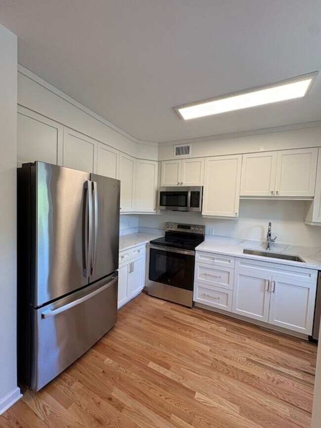 Building Photo - Newly Renovated Three Bedrooms Condo in South Windermere